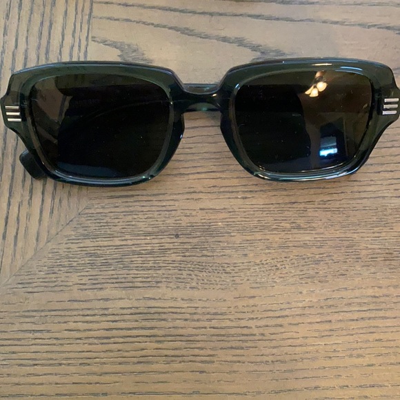 2022 BURBERRY GREEN SUNGLASSES - Picture 1 of 4